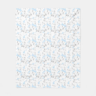 Witte bloemen op lichtblauw. fleece deken