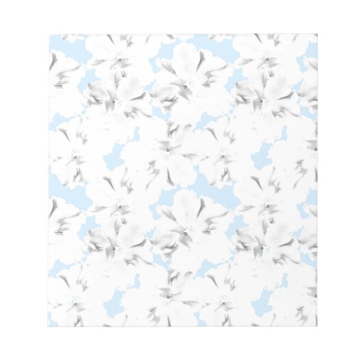 Witte bloemen op lichtblauw. notitieblok (Voorkant)