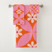 Witte bloemen op midden eeuw roze cirkels patroon bad handdoek (Insitu)