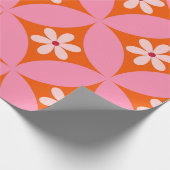 Witte bloemen op midden eeuw roze cirkels patroon cadeaupapier (Hoek)