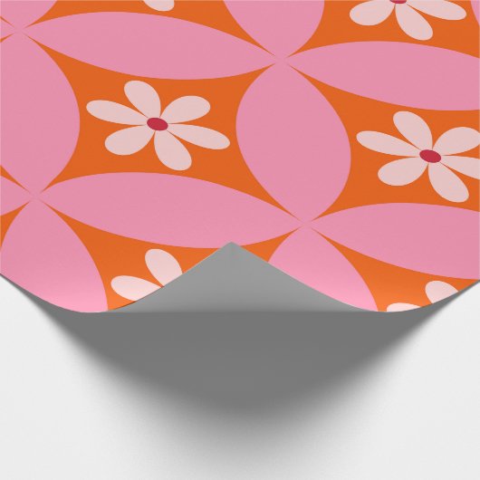 Witte bloemen op midden eeuw roze cirkels patroon cadeaupapier (Hoek)