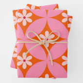 Witte bloemen op midden eeuw roze cirkels patroon inpakpapier vel (In situ)