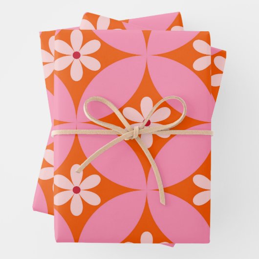 Witte bloemen op midden eeuw roze cirkels patroon inpakpapier vel (In situ)