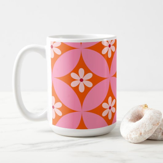 Witte bloemen op midden eeuw roze cirkels patroon koffiemok (Met donut)