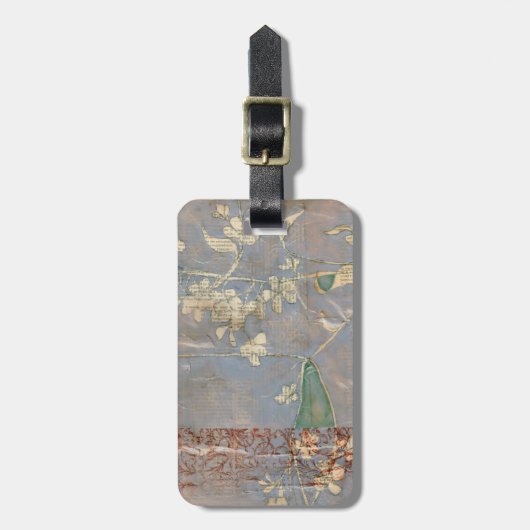 Witte bloemen op Newsprint Achtergrond Bagagelabel (Voorkant verticaal)