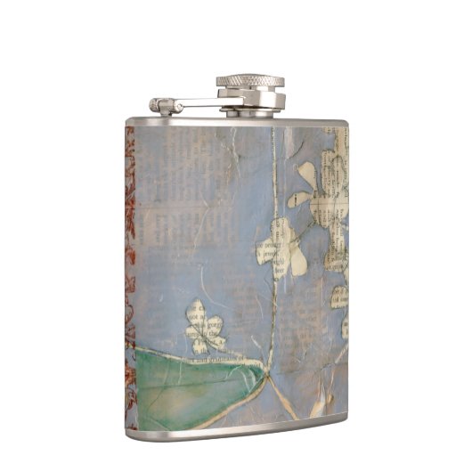 Witte bloemen op Newsprint Achtergrond Heupfles (Rechts)