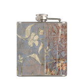 Witte bloemen op Newsprint Achtergrond Heupfles (Achterkant)