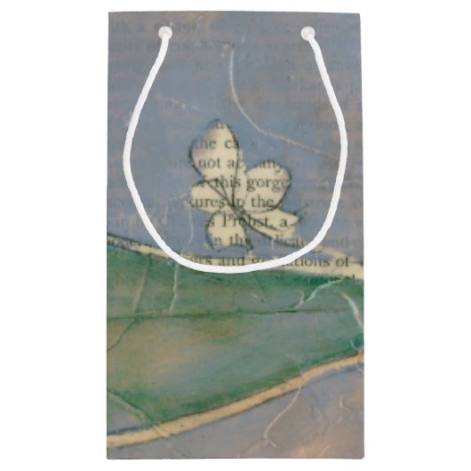 Witte bloemen op Newsprint Achtergrond Klein Cadeauzakje (Achterkant)