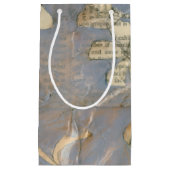 Witte bloemen op Newsprint Achtergrond Klein Cadeauzakje (Voorkant)