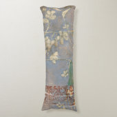 Witte bloemen op Newsprint Achtergrond Lichaamskussen (Voorkant Verticaal)