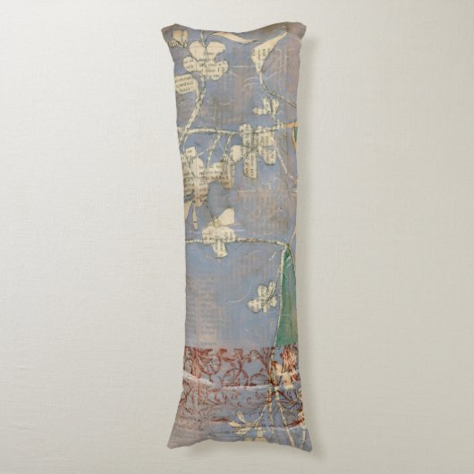 Witte bloemen op Newsprint Achtergrond Lichaamskussen (Voorkant Verticaal)