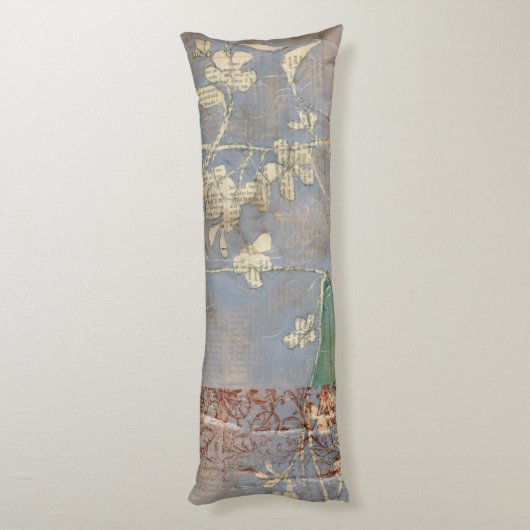 Witte bloemen op Newsprint Achtergrond Lichaamskussen (Achterkant (Verticaal))