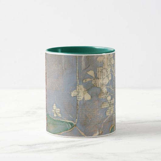 Witte bloemen op Newsprint Achtergrond Mok (Midden)