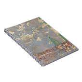 Witte bloemen op Newsprint Achtergrond Notitieboek (Rechterzijde)