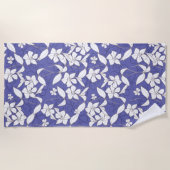 Witte bloemen op Periwinkle Lavender Strandlaken (Voorkant)