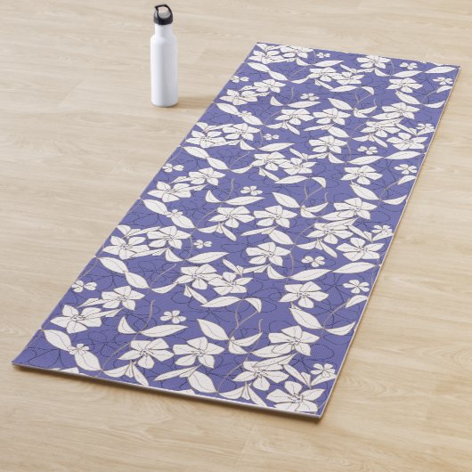 Witte bloemen op Periwinkle Lavender Yogamat (In situ)