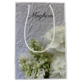 Witte bloemen op reliëfachtergrond medium cadeauzakje (Voorkant)