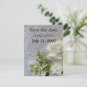 Witte bloemen op reliëfachtergrond save the date (Staand voorkant)