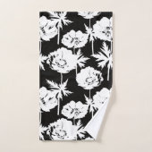 Witte bloemen op zwart. bad handdoek (Handdoek)