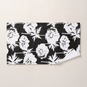 Witte bloemen op zwart. bad handdoek (Handdoek)