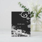 Witte bloemen op zwart briefkaart (Staand voorkant)