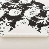 Witte bloemen op zwart. sherpa deken (3/4)