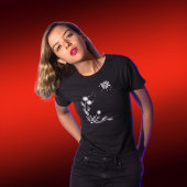 Witte bloemen op zwart t-shirt
