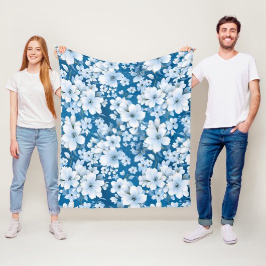witte bloemen patroon, blauwe achtergrond, fleece deken (In situ)