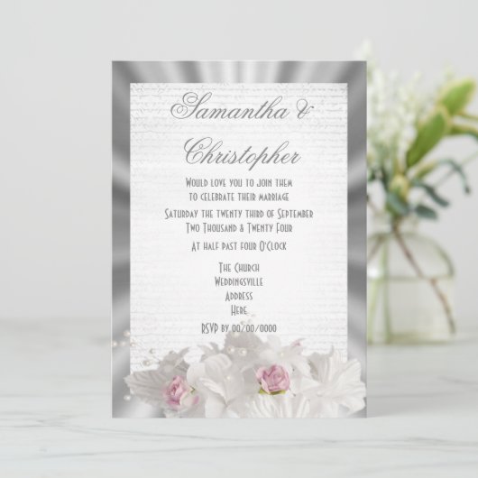 Witte bloemen roze roze roze roos op een zilvergri kaart (Staand voorkant)