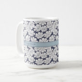 Witte Bloemen Schets Blauw Kleur Aangepaste Naam Koffiemok (Voorkant links)