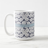 Witte Bloemen Schets Blauw Kleur Aangepaste Naam Koffiemok (Links)