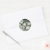 Witte bloemen uit de tuin ronde sticker (Envelop)