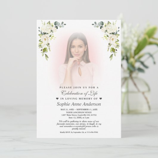 Witte Bloemen Vervaagd Foto Viering van het leven Kaart (Staand voorkant)