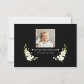 Witte bloemen zwart foto in liefdevolle herinnerin bedankkaart (Achterkant)