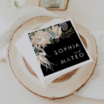 Witte Bloemen | Zwarte bruiloft servetten<br><div class="desc">We hebben deze White Floral ontworpen | Zwarte huwelijksservetten om uw rustieke donkere tropische bruiloft te voltooien. Met zijn bohemien waterverf groen tot zijn moderne boho winterbloemen, waaronder protea, dahlia en gedroogde lotus, het ontwerp is zeker om uw humeurige, minimalistische zwart-groene thema te laten beginnen. Wijzig de tekst en voeg...</div>