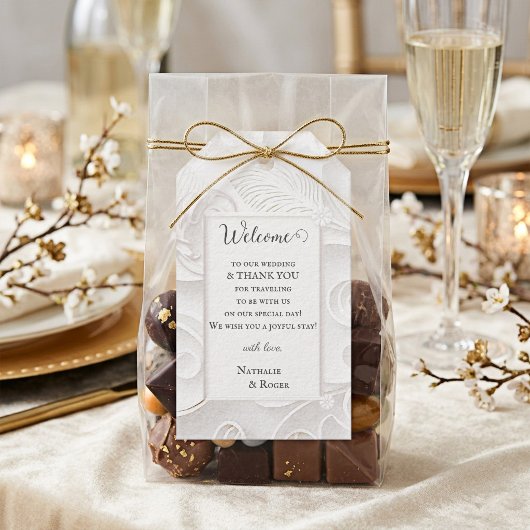 Witte bloemengebossing bruiloft welkom dank je wel cadeaulabel