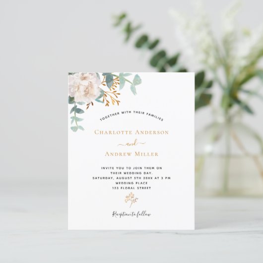 Witte bloemengroen budget bruiloft uitnodiging (Staand voorkant)