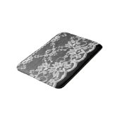 Witte bloemenkant: zwarte achtergrond. badmat (Gekanteld)