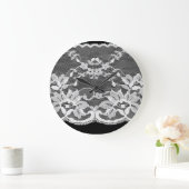 Witte bloemenkant: zwarte achtergrond. grote klok (Huis)