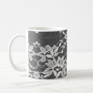 Witte bloemenkant: zwarte achtergrond. koffiemok