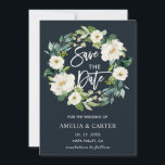 Witte bloemenkrans Trouwen Save the Date Ca<br><div class="desc">Witte bloemige trouwkaart 'Save the Date' met een krans van waterverf witte bloemen met groen blad. Voor meer geavanceerde aanpassing van dit ontwerp klikt u op de knop "Aanpassen". Overeenkomstige items zijn ook beschikbaar.</div>