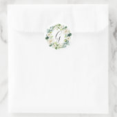 Witte bloemenkranz monogram ronde sticker (Tas)