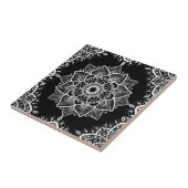 Witte bloemenmandala & wit Lijst op zwart Tegeltje (Zijkant)