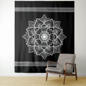 Witte bloemenmandala zwarte achtergrond wandkleed (In situ)