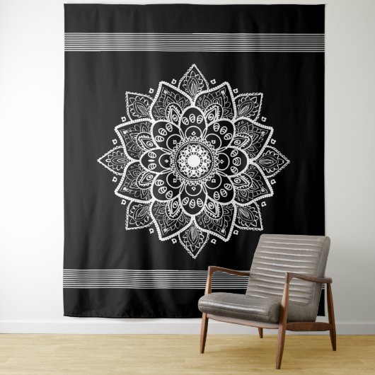 Witte bloemenmandala zwarte achtergrond wandkleed (In situ)