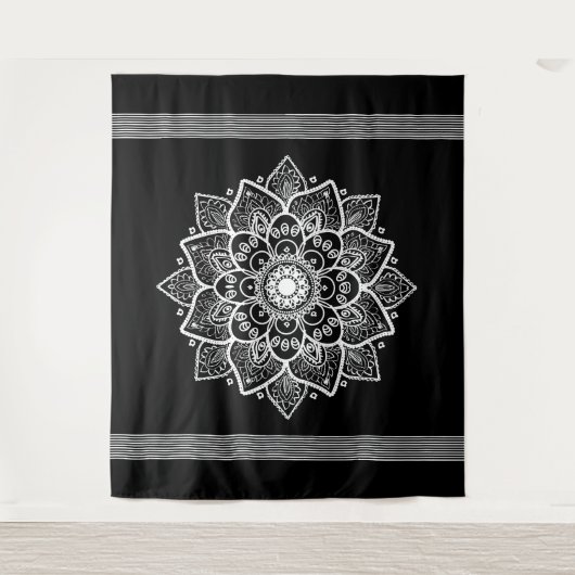 Witte bloemenmandala zwarte achtergrond wandkleed (Voorkant)