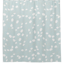 Witte bloemenwijnstokken over blauwachtig grijze a douchegordijn