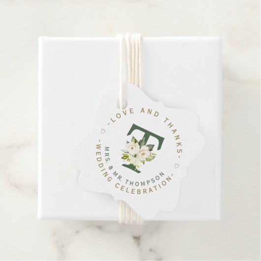 Witte bloemige monogram cirkelvormige trouw bedankjes labels (In situ)