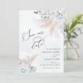 Witte bloemige orchidee en stoffig blauwe koraalst save the date (Staand voorkant)