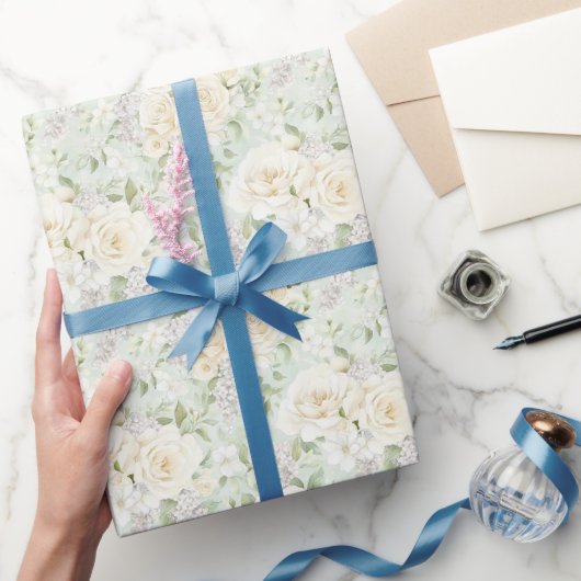 Witte Bloemige Romantische Bruiloft Cadeaupapier (Geschenken)